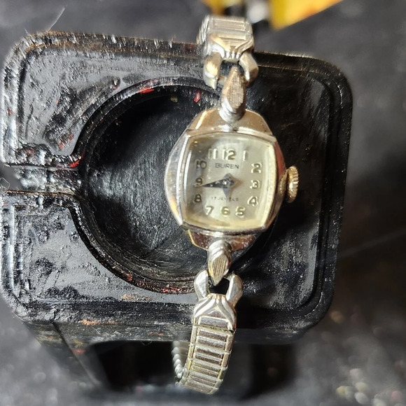 Vintage 40s or 50s Buren 17 Jewel Ladies watch - Picture 2 of 8